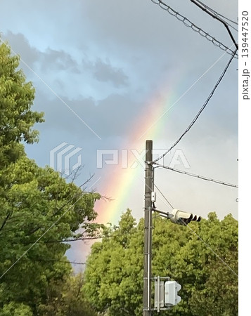 突然現れた雨上がりの虹 139447520