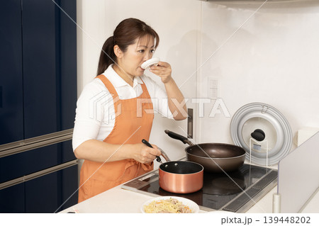 調理をする家事代行の女性 調理をする家事代行の女性 139448202