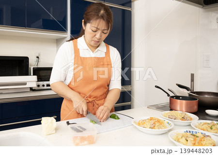 調理をする家事代行の女性 調理をする家事代行の女性 139448203