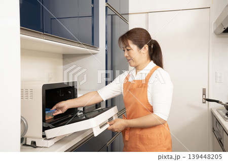 調理をする家事代行の女性 調理をする家事代行の女性 139448205