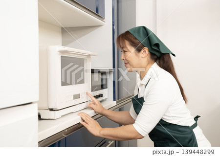 調理をする家事代行の女性 調理をする家事代行の女性 139448299