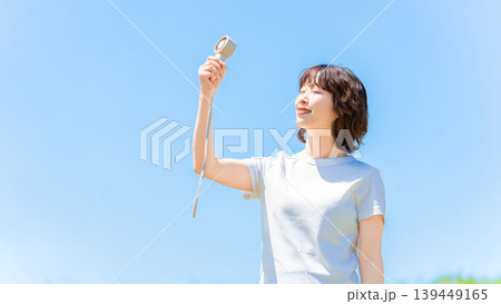ハンディファンで涼む女性・夏の熱中症対策 ハンディファンで涼む女性・夏の熱中症対策 139449165