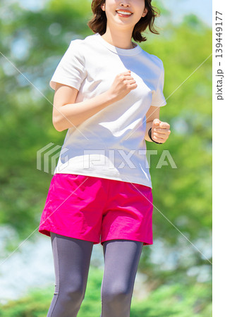 緑の中でランニングをする女性 緑の中でランニングをする女性 139449177