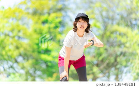 ペースを確認しながら運動する女性 ペースを確認しながら運動する女性 139449181