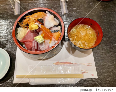 色鮮やかな海鮮丼の和食定食 139449497