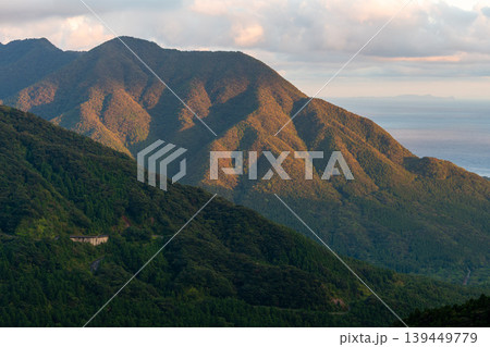 洋上アルプス屋久島 朝日に映える山肌(秋 洋上アルプス屋久島 朝日に映える山肌(秋 139449779