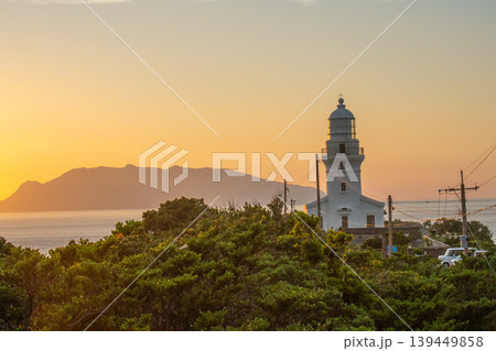 屋久島灯台夕景　トワイライト(秋 139449858