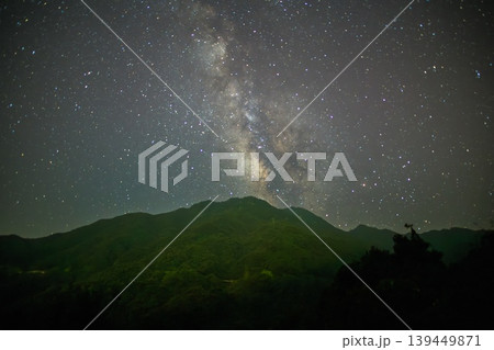 洋上アルプス屋久島　天の川星景(秋 139449871