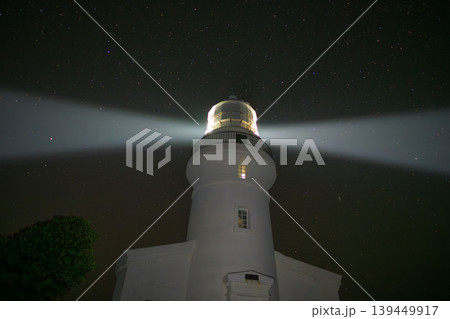 屋久島灯台　夜空を舞う灯光(秋 139449917