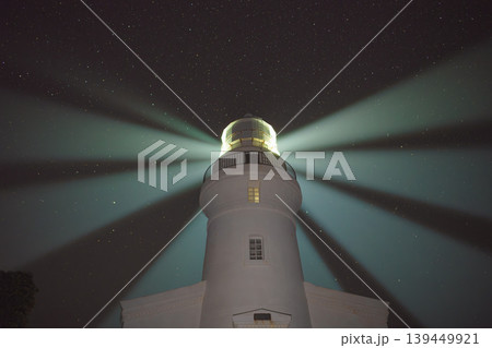 屋久島灯台　夜空を舞う灯光(秋 139449921