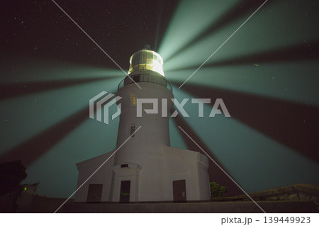 屋久島灯台　夜空を舞う灯光(秋 139449923