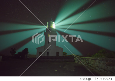 屋久島灯台 夜空を舞う灯光(秋 屋久島灯台 夜空を舞う灯光(秋 139449924