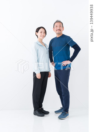 スポーツウェアを着たミドル夫婦 139449938