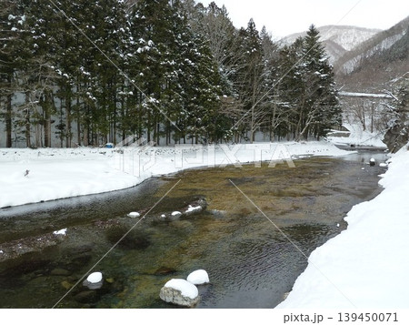 湯西川温泉街（栃木県日光市）を流れる冬の湯西川 139450071