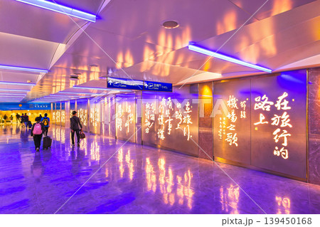 台湾　桃園国際空港ターミナル1　搭乗ゲート通路 139450168