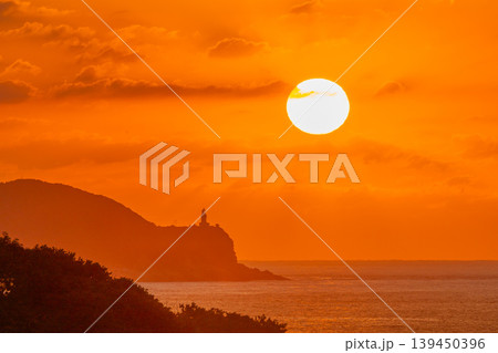 神が宿る屋久島夕景 屋久島灯台と夕日(冬 神が宿る屋久島夕景 屋久島灯台と夕日(冬 139450396