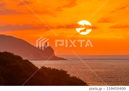 神が宿る屋久島夕景　屋久島灯台と夕日(冬 139450400