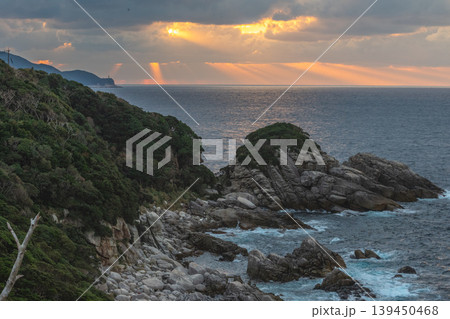 神が宿る屋久島夕景 見事な光芒(冬 神が宿る屋久島夕景 見事な光芒(冬 139450468