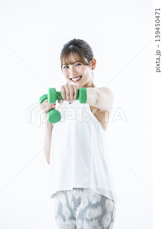 若い女性 スポーツウェア カメラ目線 ダンベル パンチ 若い女性 スポーツウェア カメラ目線 ダンベル パンチ 139450471
