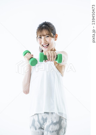 若い女性 スポーツウェア カメラ目線 ダンベル パンチ 若い女性 スポーツウェア カメラ目線 ダンベル パンチ 139450473