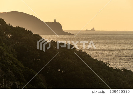 神が宿る屋久島夕景 屋久島灯台と船(冬 神が宿る屋久島夕景 屋久島灯台と船(冬 139450550