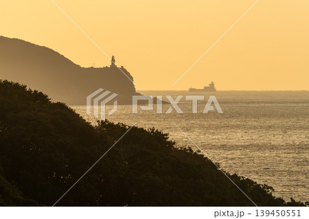 神が宿る屋久島夕景 屋久島灯台と船(冬 神が宿る屋久島夕景 屋久島灯台と船(冬 139450551