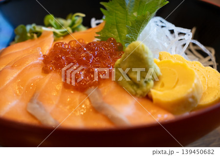 サーモンいくら丼 139450682