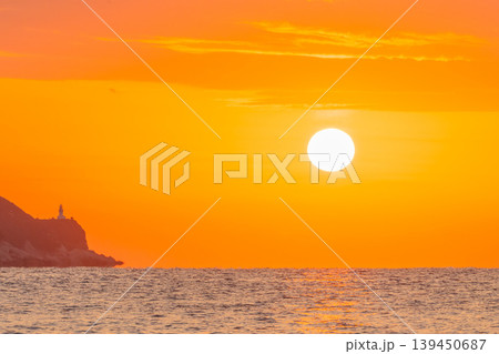 神が宿る屋久島夕景　夕日と屋久島灯台(冬 139450687