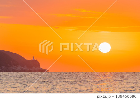 神が宿る屋久島夕景 夕日と屋久島灯台(冬 神が宿る屋久島夕景 夕日と屋久島灯台(冬 139450690