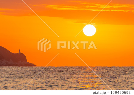 神が宿る屋久島夕景 夕日と屋久島灯台(冬 神が宿る屋久島夕景 夕日と屋久島灯台(冬 139450692