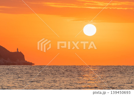 神が宿る屋久島夕景 夕日と屋久島灯台(冬 神が宿る屋久島夕景 夕日と屋久島灯台(冬 139450693