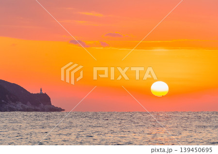 神が宿る屋久島夕景 夕日と屋久島灯台(冬 神が宿る屋久島夕景 夕日と屋久島灯台(冬 139450695