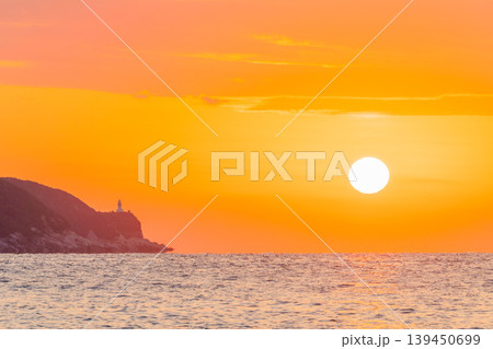 神が宿る屋久島夕景 夕日と屋久島灯台(冬 神が宿る屋久島夕景 夕日と屋久島灯台(冬 139450699
