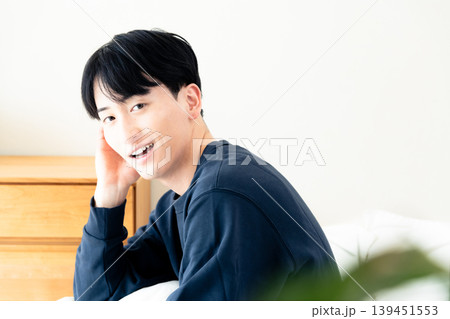 爽やかな寝起きの若い男性 爽やかな寝起きの若い男性 139451553