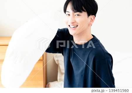 枕投げをする若い男性 枕投げをする若い男性 139451560