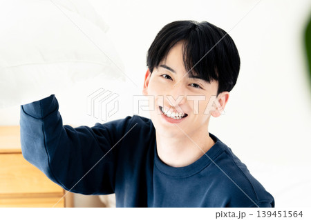 枕投げをする若い男性 枕投げをする若い男性 139451564