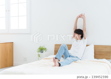 ベッドでストレッチをする男性 139452390