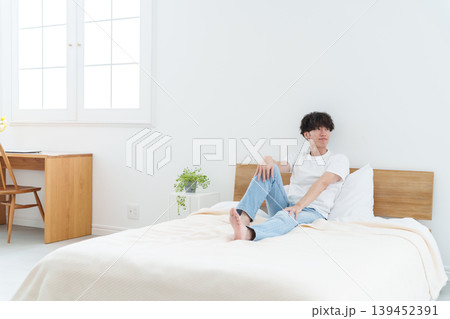 ベッドでストレッチをする男性 139452391