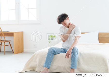 ベッドに座る体調不良の男性 139452792