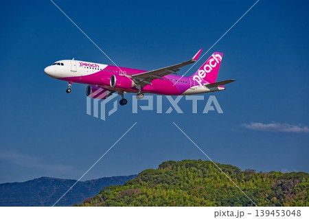 ピーチ航空の旅客機エアバスA320 ピーチ航空の旅客機エアバスA320 139453048