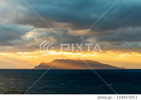 口永良部島夕景 屋久島から(冬 口永良部島夕景 屋久島から(冬 139453051