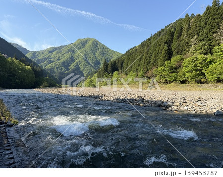 新緑と山と川の流れ① 新緑と山と川の流れ① 139453287