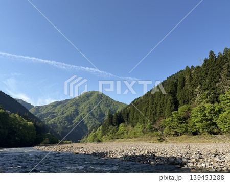 新緑と山と川の流れ② 新緑と山と川の流れ② 139453288