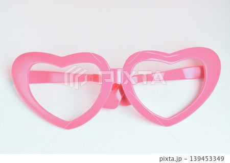 pink heart shape of glasses on white background pink heart shape of glasses on white background 139453349