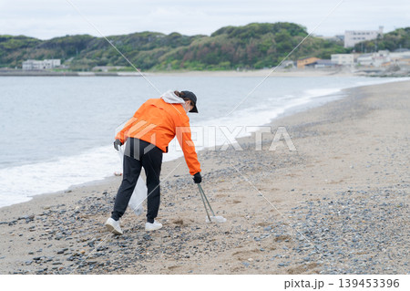 海岸のゴミ拾いをする人 海岸のゴミ拾いをする人 139453396