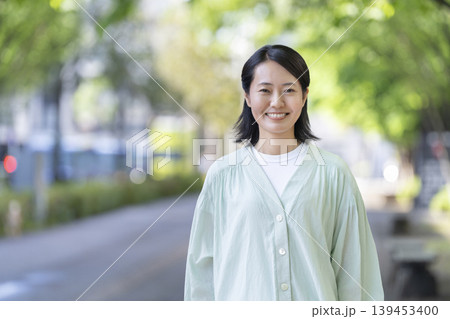 カメラ目線で笑顔の40代半ばの女性 カメラ目線で笑顔の40代半ばの女性 139453400
