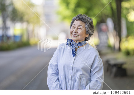 笑顔のシニア女性　 139453691
