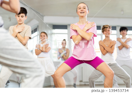 Group of children dancing hip hop 139453734