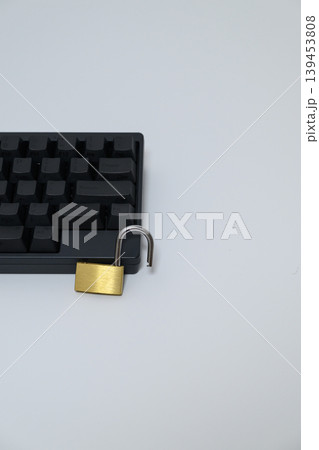 解錠された南京錠とキーボード 139453808