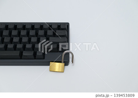 解錠された南京錠とキーボード 解錠された南京錠とキーボード 139453809
